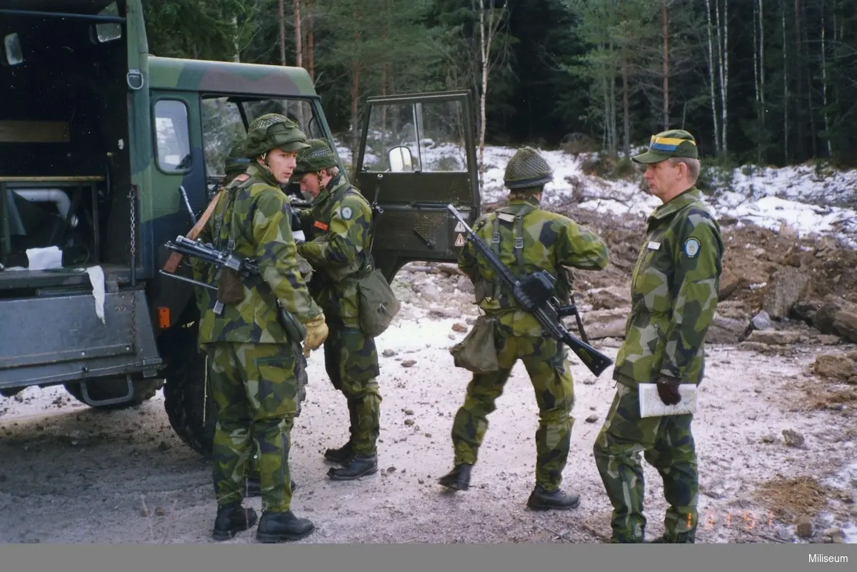Militär gör ordning inför minröjning. Terrängbil 20 (Tgb 20) i bakgrunden.

Till höger överstelöjtnant Björn Svensson, Ing 2.