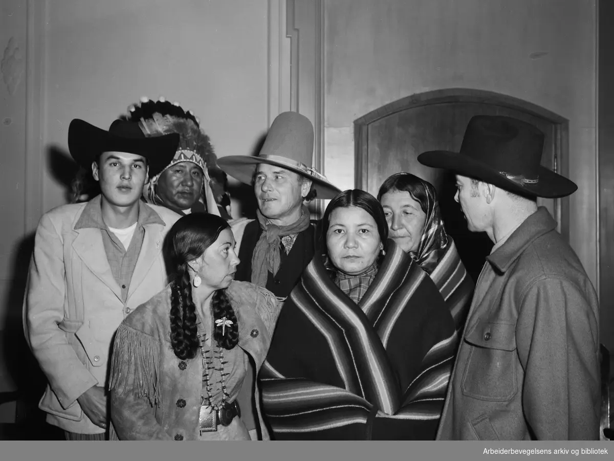 Pow wow. Indiansk dansegruppe på besøk i Oslo. November 1953.