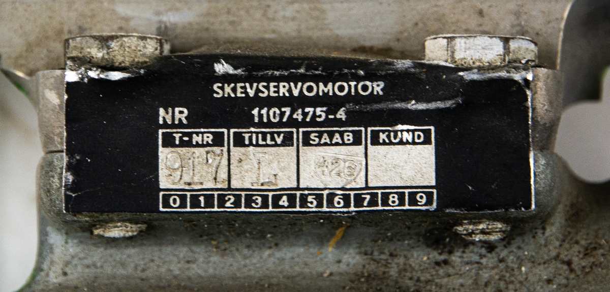 Skevservomotor tillverkad av SAAB 1107475-4 typ 917. Uppskuren för undervisning.