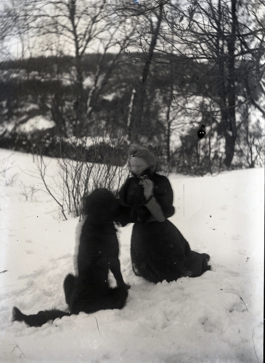 Henriette Marie Homann med hund (Bamse?) på Berg. Vinter.