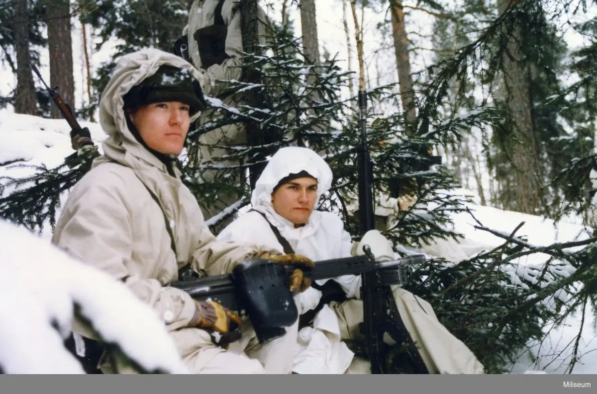 Soldater med Ak 4, vinterövning.