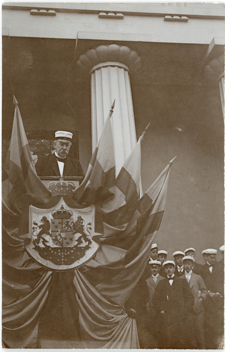 Oscar Montelius talar till studenterna på vårfesten, Uppsala 1914