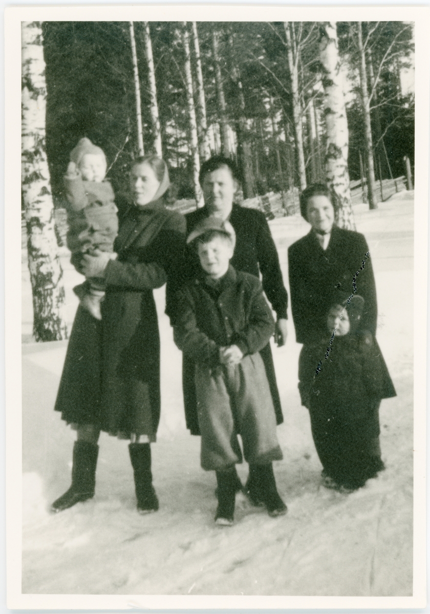Kvinnor och barn på vinterväg, Uppland