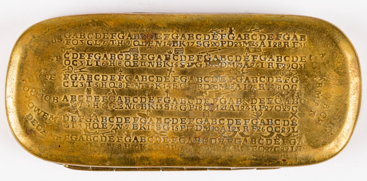 Snusdosa, mässing, avlång, platt, med almanacka i relief på sidorna.