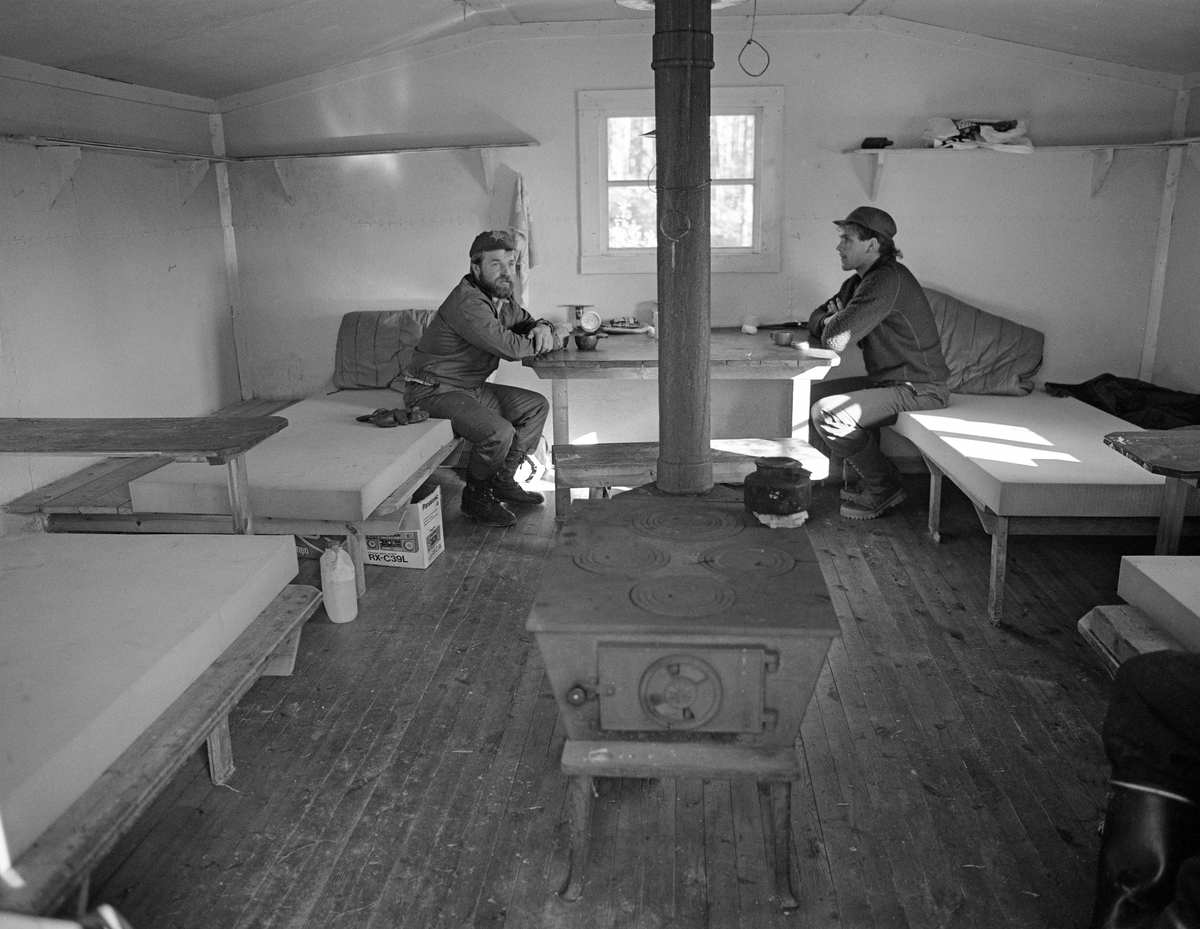 To personer i hvilekoie ved Knutsjodammen, elva Tannåa i Grøna-vassdraget, Trysil.