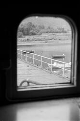 Havn for fritidsbåter ved Mæl, sett gjennom vinduet i et lok
