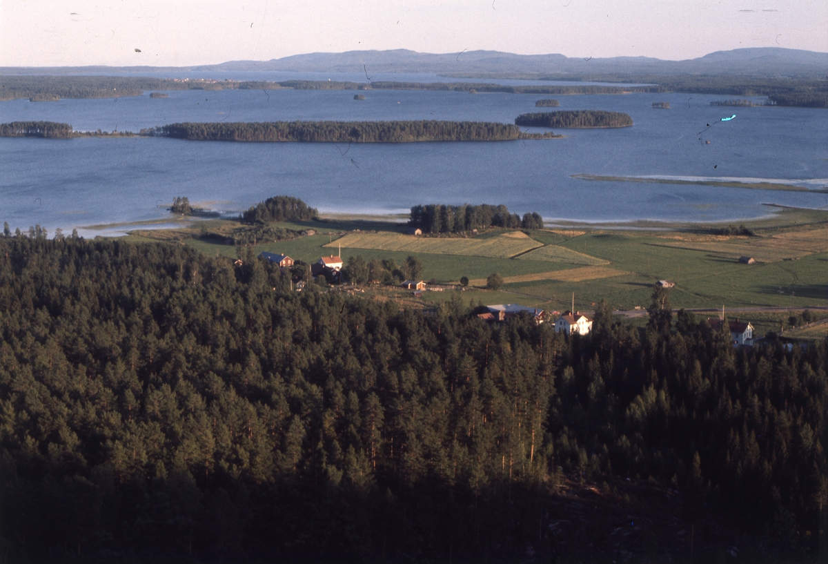 Utsikt från Avholmsberget över Dellensjöarna.