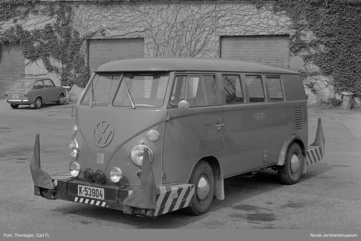 Volkswagen Transporter type 22 med skinnegangsutstyr, en såkalt Gandy-Wagen med kjennemerke K-53904. Bilen ble benyttet av baneavdelingen