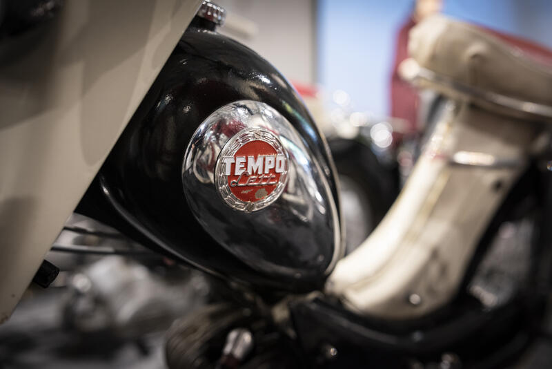 Nærbilde av bensintanken på en Tempo-moped