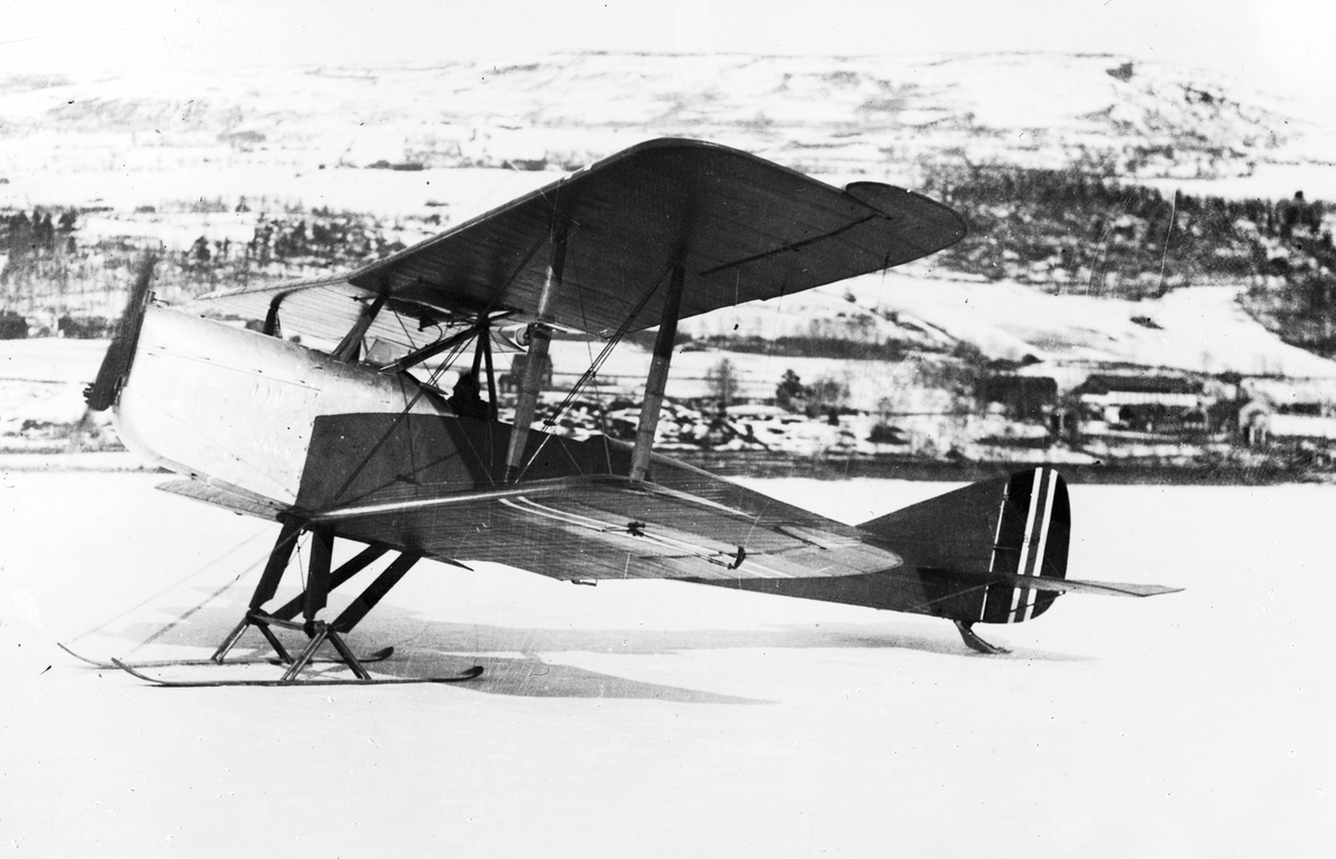 Kaje, skolefly Hærens Flygeskole 1922-30, med ski.