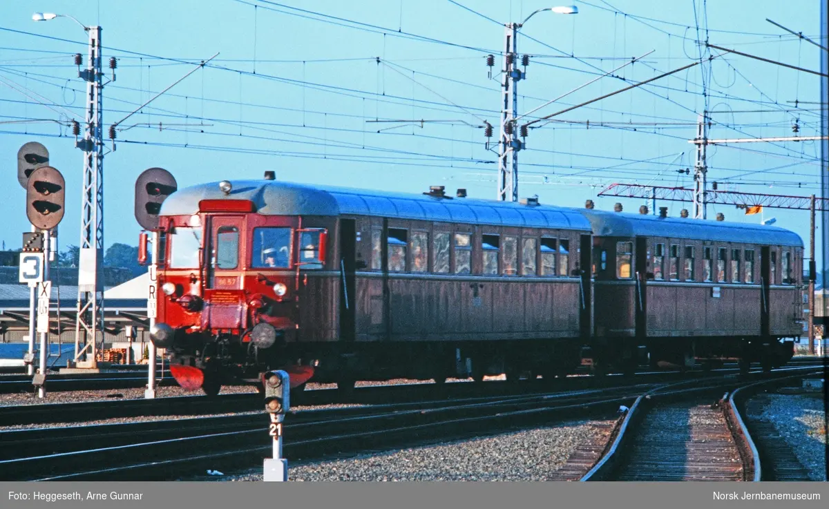 Dieselmotorvogn BM 86 57 med styrevogn med persontog på Trondheim stasjon