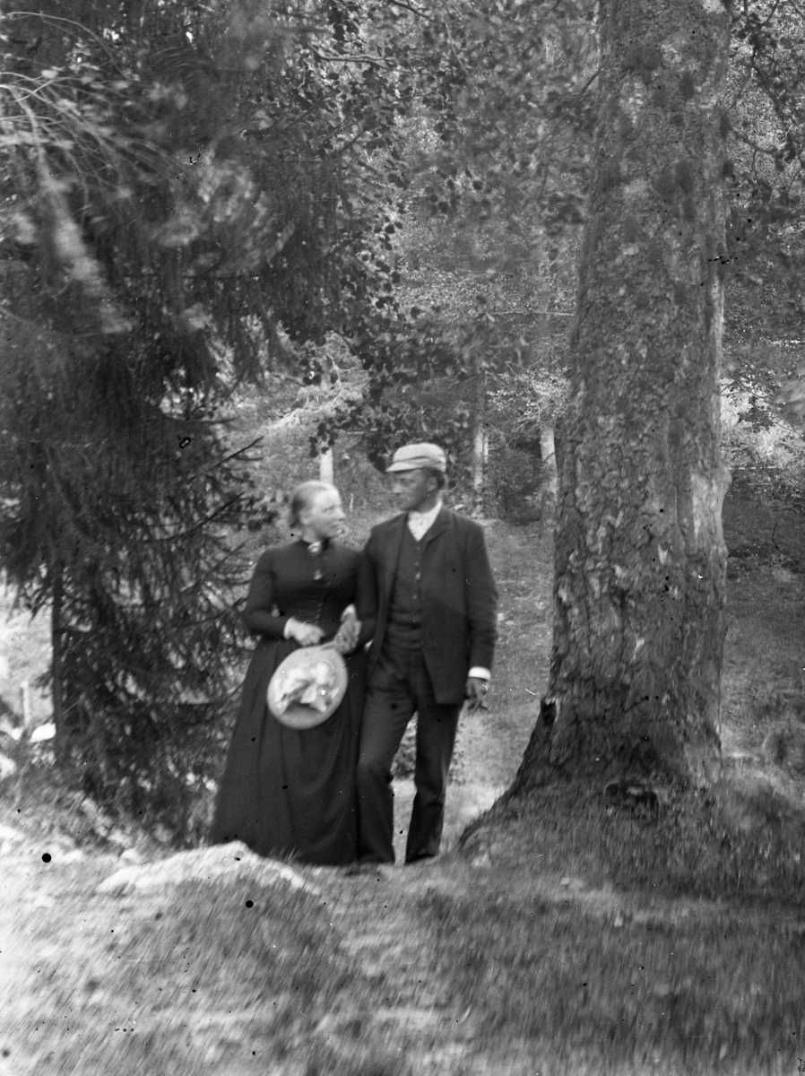 Caroline M. Fog og Nicolai L. Fog spaserer i park/skog (Berg?)