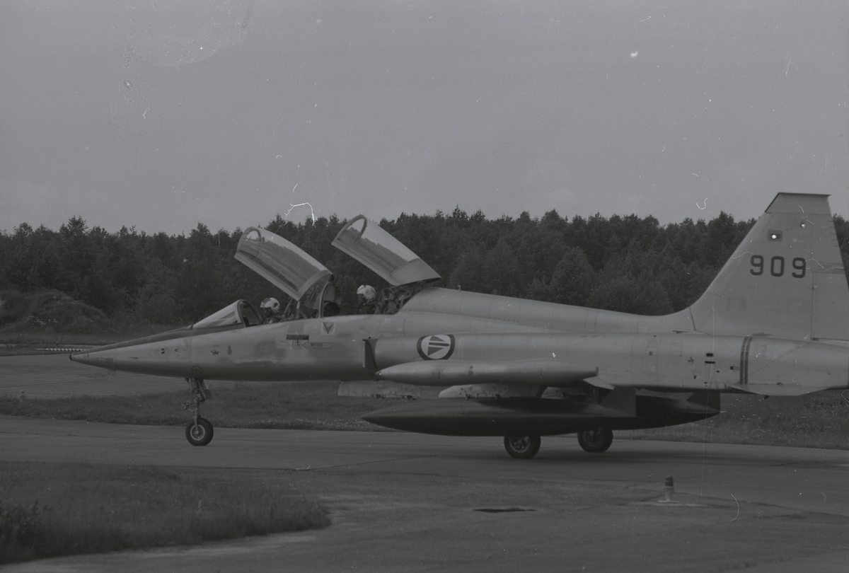 Northrop F-5B, 909.