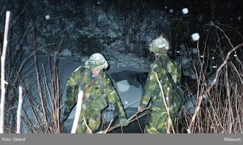 Soldater vadar över vattendrag med hjälp av lina. Ing 2.