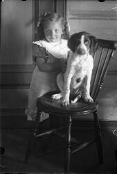Portrett av ei lita jente og en hund
