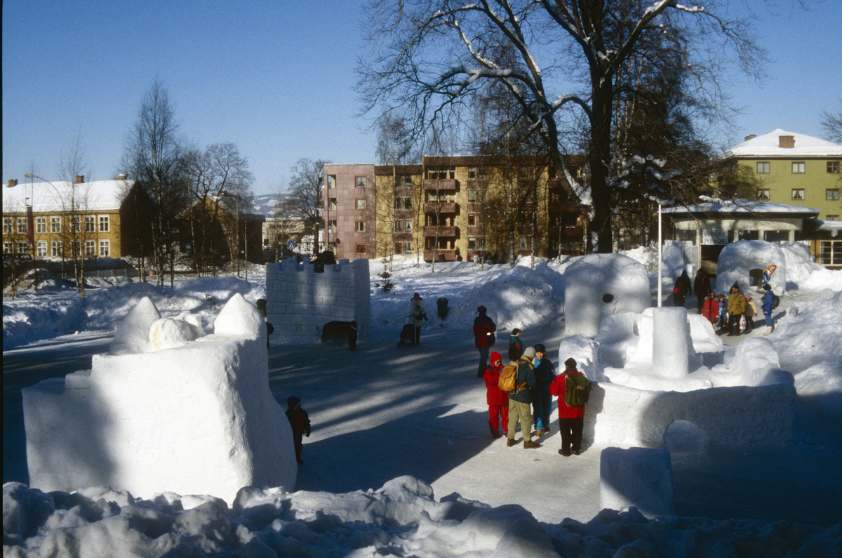 Lillehammer under OL 1994. Snøskulpturer i Søndre Park. Parkkafeen bak til høyre. Sett mot nord.