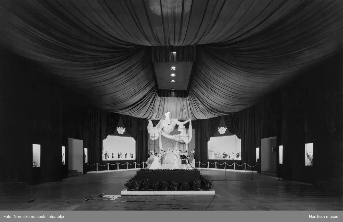 Tillfällig utställning i Nordiska museet "Théâtre de la Mode", 10/10-10/11 1945. Den internationella vandringsutställningen blev Parismodeskaparnas come back efter andra världskriget. I museets stora hall visades 45 av utställningens ursprungligen närmare 200 haute couture-klädda ståltrådsdockor.