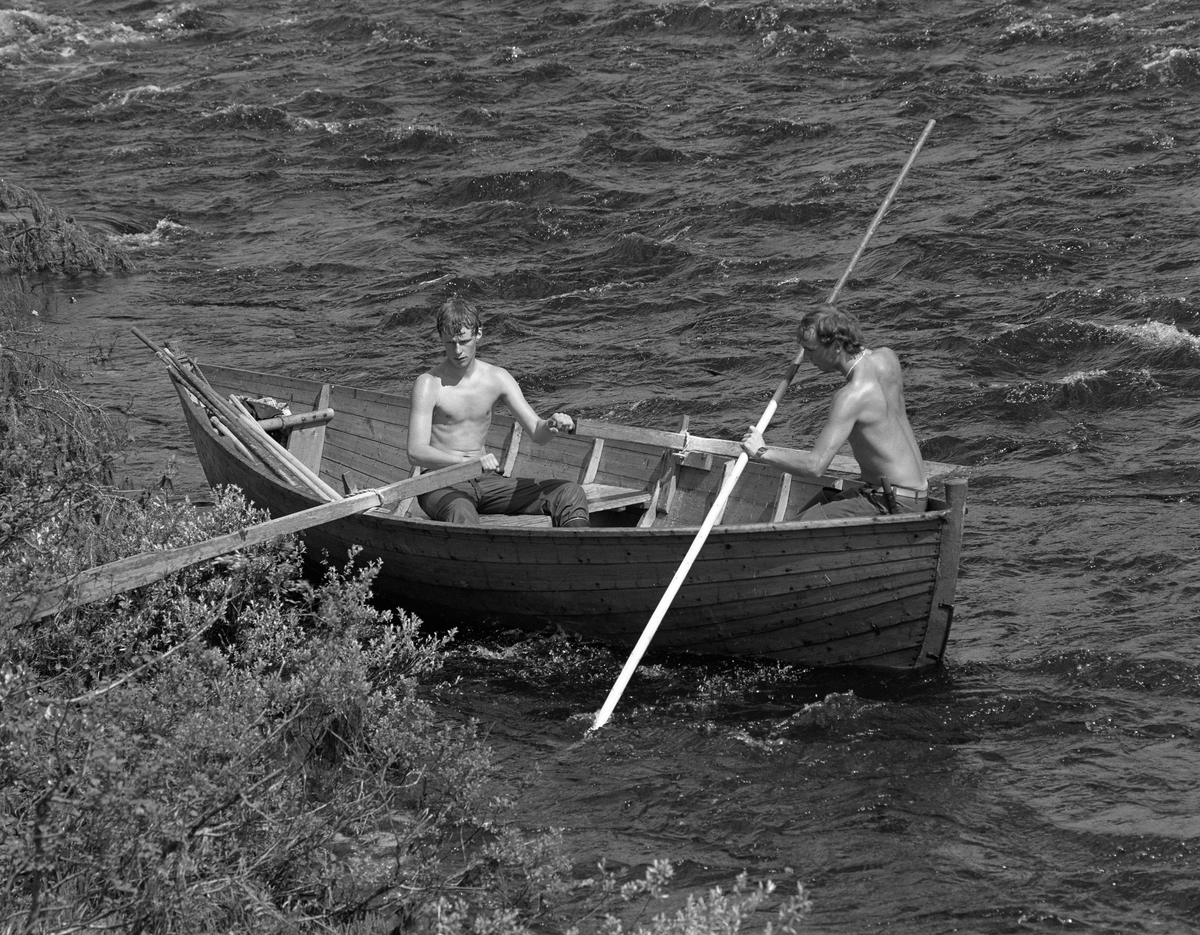 Sluttrensk i elva Stor-Grøna i Trysil, Hedmark. Fløtere i båt legger til land.