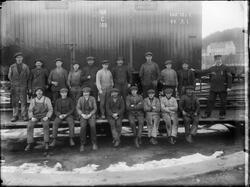 En gruppe jernbanearbeider fotografert i en svingskive foran
