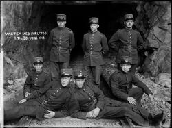 En gruppe soldater på en skinnegang i en tunnel. Tre av sold