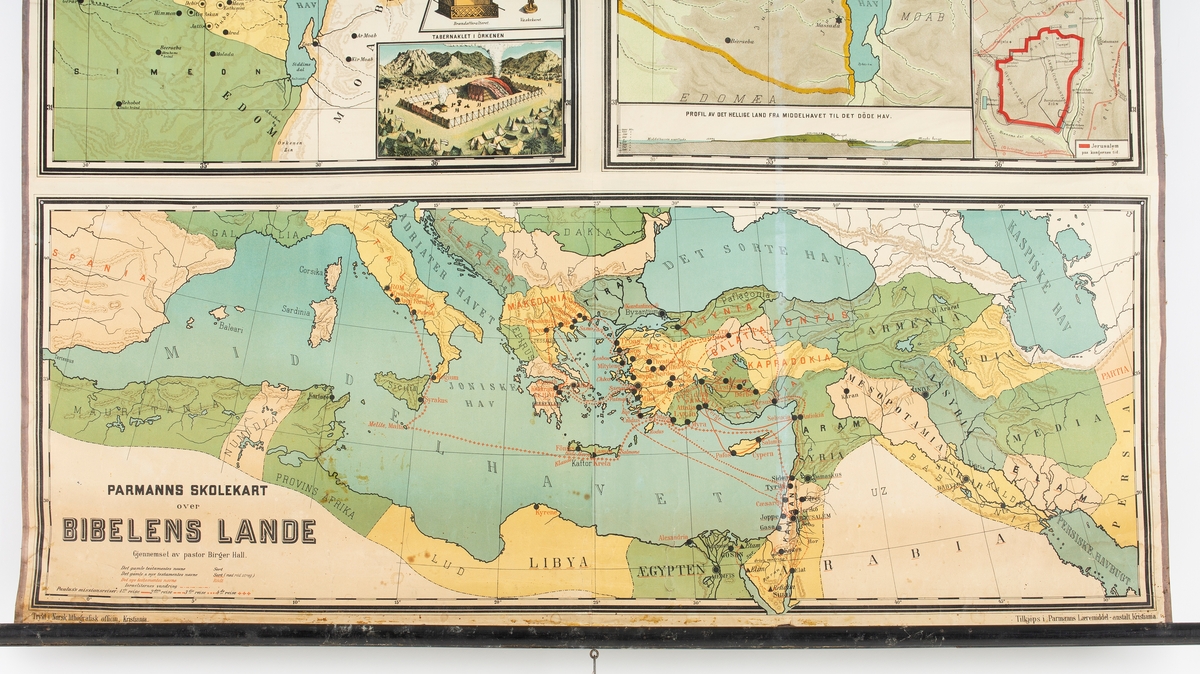Tredelt kart over det historiske Israel og Middelhavsområdet. Papir på lerret, rullet opp på trestokk.