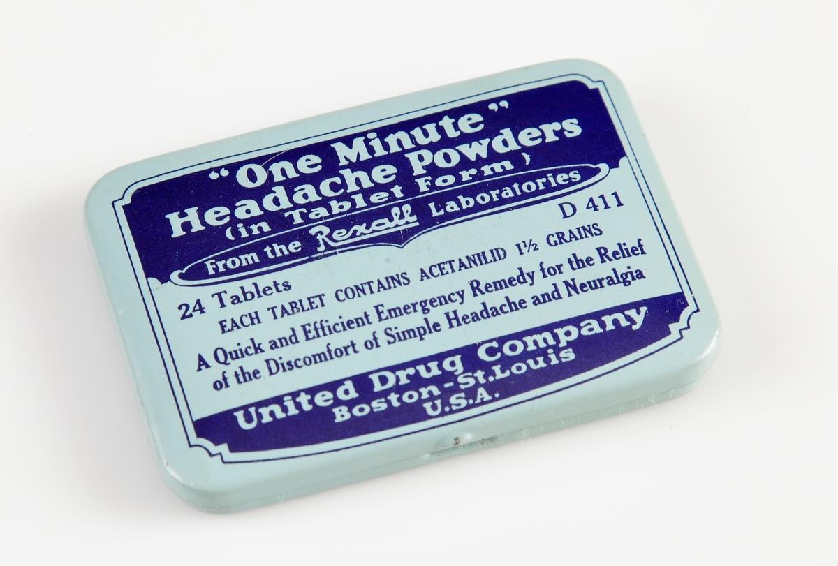 Plåtdosa innehållande huvudvärkspulver i tablettform och en innehållsförteckning.