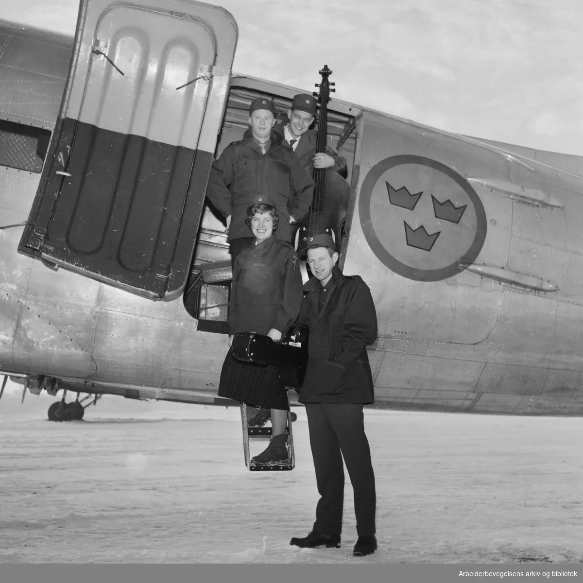Vokalgruppen The Monn Keys flyr til Gaza for å underholde norske FN-styrker. Per Asplin, Sølvi Wang, Arne Bendiksen og Oddvar Sanne. Januar 1959