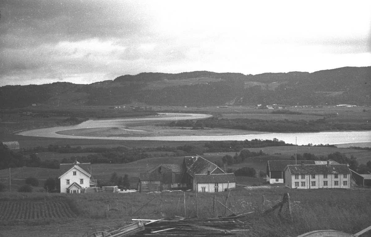 Gården til Simon Leinum, Leinan øvre med utsikt til Gaula og Øysand
