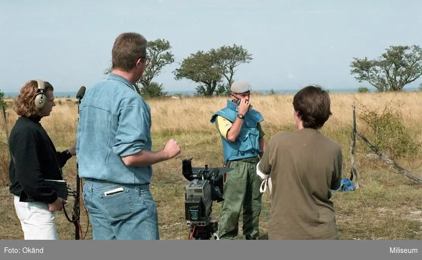 Filmteam filmar en soldat i FN mundering.