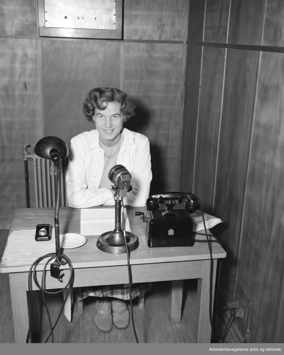 Studio for værmelding på radio. Meteorologisk institutt. Ukjent. 1951