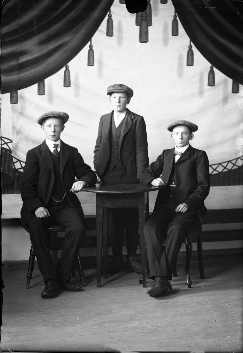 Portrett av tre unge sjarmører