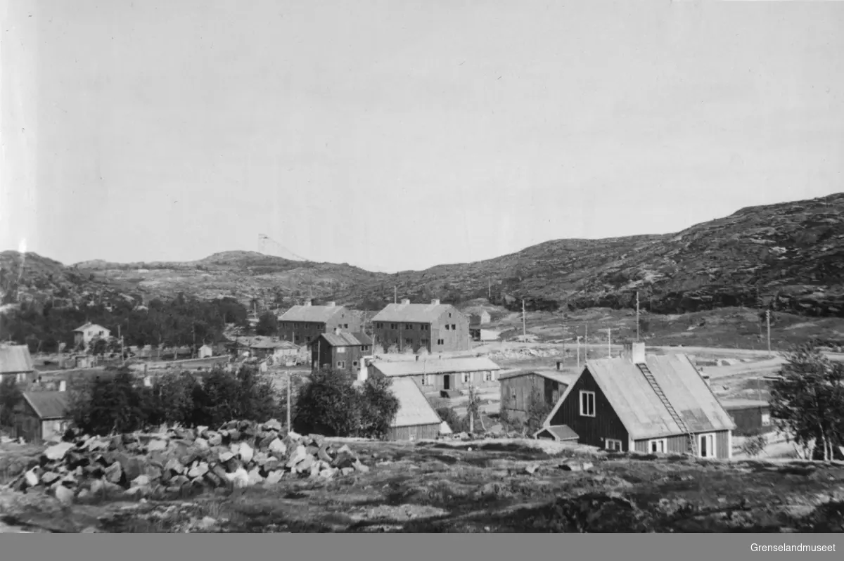 Grubebyen, Bjørnevatn under gjenreisninga etter krigen, 19. august 1948. Hoppbakken på tunnellbakken i bakgrunnen.