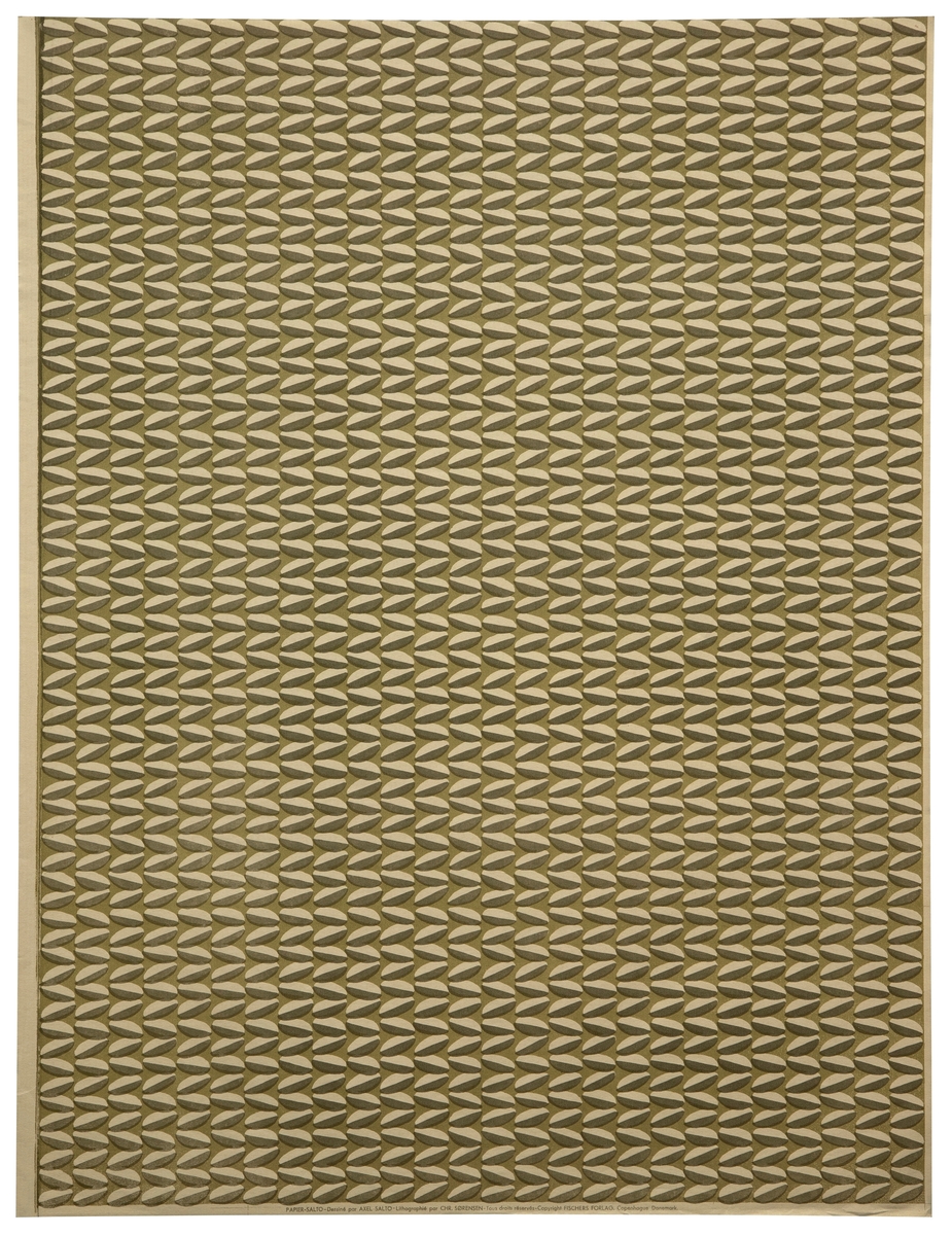 Rektangulært dekorativt papir med mønsteret "Kornax". Forsiden er dekorert med et repeterende mønster av skråstilte ovaler - vekslende mellom krem- og kakhifargede partier - på olivengrønn bunn. Mønsteret skal forestille stiliserte kornaks.