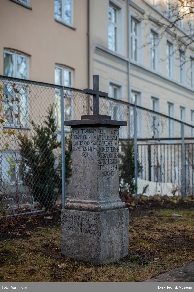 Peststøtten på Krist kirkegård, Homannsbyen, Oslo, satt opp til minne om pesten i 1654.