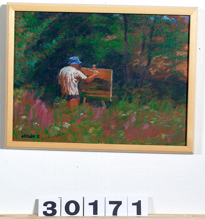 I bildens förgrund rödlila blommor, i bildens mitt konstnären bakifrån i blå hatt och vit tröja vid staffliet.