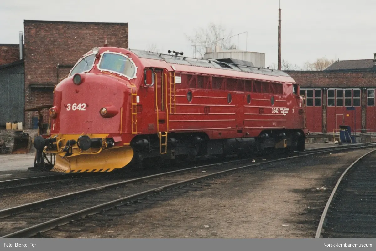 Diesellokomotiv Di 3 642 utenfor lokomotivstallen på Hamar stasjon