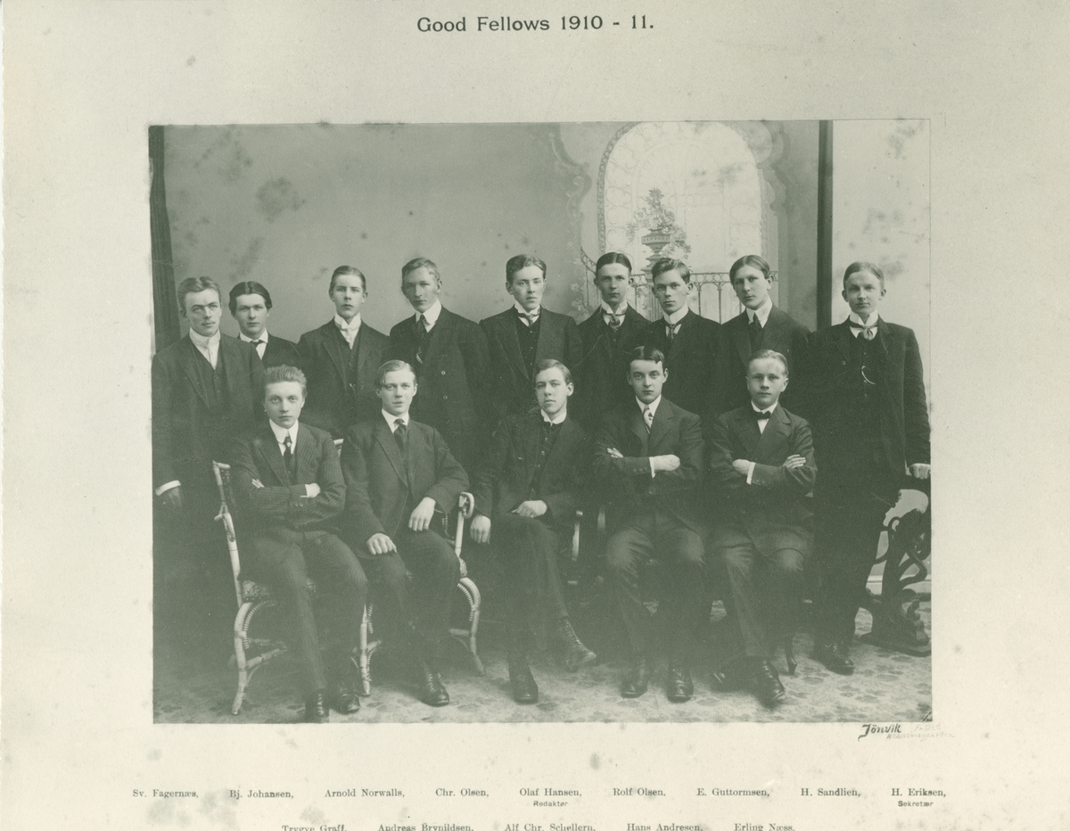 Losje Good Fellows. 1910-1911, losje for yngre menn. Bak (fra venstre); Sv. Fagernæs, Bj. Johansen, Arnold Norwalls, Chr. Olsen, Olaf Hansen (redaktør), Rolf Olsen, E. Guttormsen, H. Sandlien, H. Eriksen (sekretær). Foran (fra venstre): Trygve Graff, Andreas Brynildsen (kasserer), Alf Chr. Schellern (president), Hans Andresen, Erling Næss.