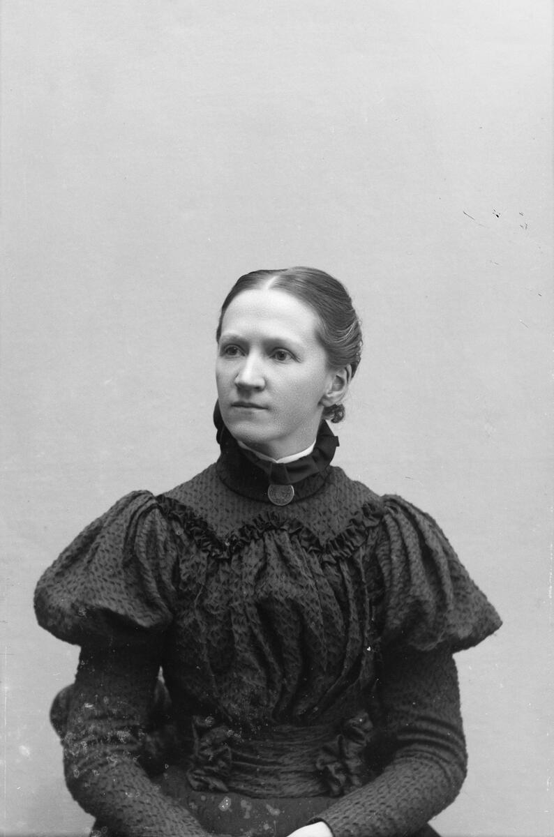 Fru Afselius; Ingår i porträttsamlingen från Knut Wallins ateljé.