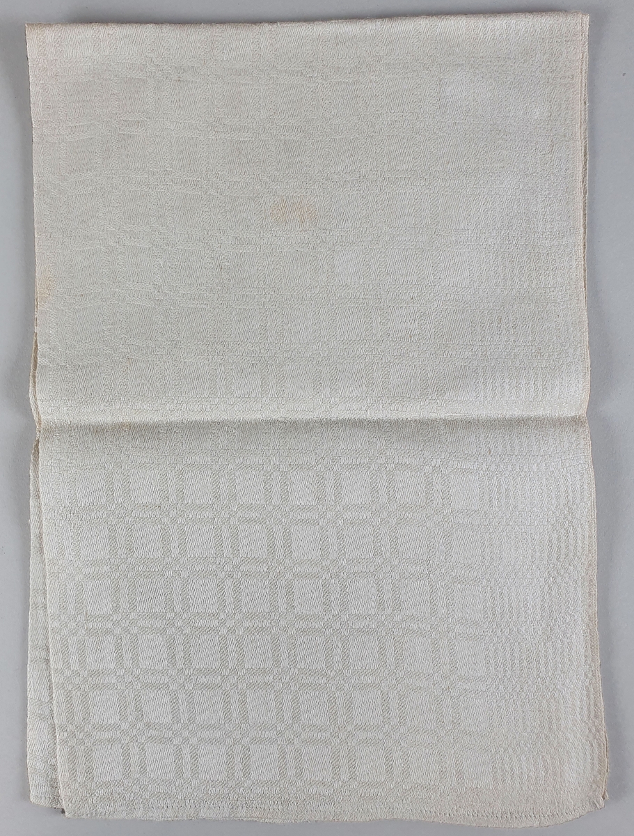 Fem naturfargede håndklær av lin, med innvevd dreielsmønster. Jarekant på langsidene, maskinsøm på kortsidene.