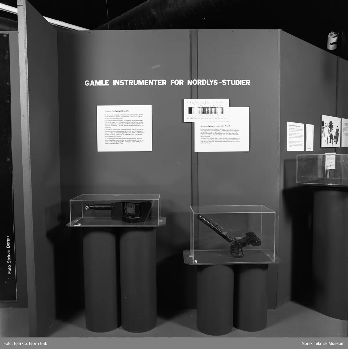 Gamle instrumenter for nordlysstudier : til høyre en av Lars Vegards første nordlys-spektrografer, til venstre Vegards første nordlys-spektrograf med et optisk gitter til å spalte lyset