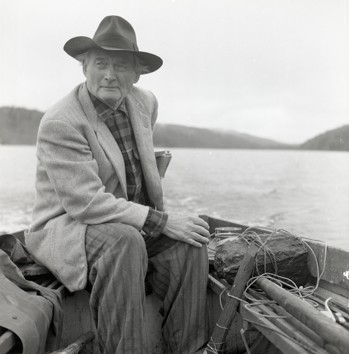 Albert Viksten i en båt på Ängratörn.