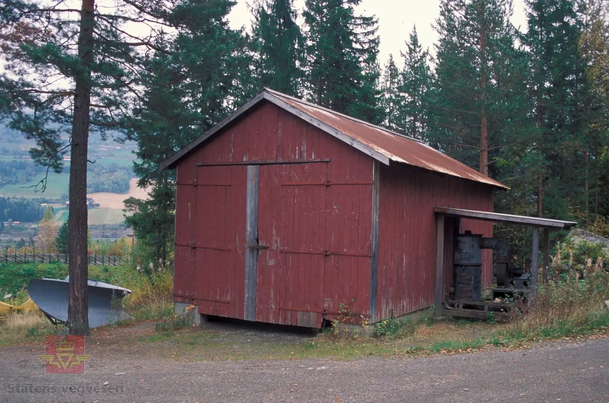 Bilde 1 og 2) Veggarasje fra 1941 på Eiavatn ble satt opp igjen til åpningen av Norsk vegmuseum 1992.  Til høyre på bildet står en garasjevarmer.