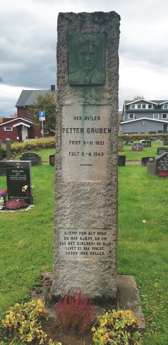 Minnemerke på grava til Petter Gruben (1921–1943) på Mo kirkegård. Han ble drept av tyske soldater i en aksjon ved Ildgrubfossen kraftstasjon i Nord-Rana 5. april 1943.