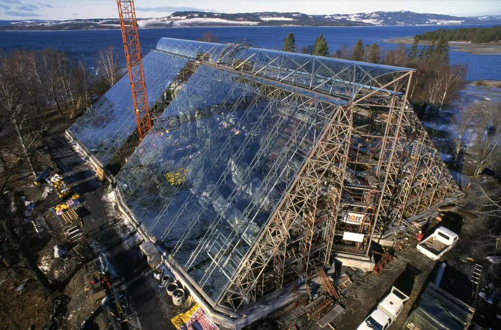 Vernebygget i glass og stål er snart ferdigstilt, men fremdeles stikker en byggekran opp gjennom glasset som ikke er ferdig lagt.