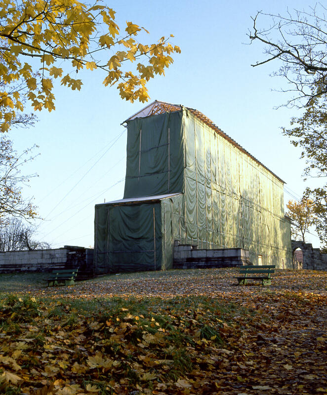 Kirkeruinen på Domkirkeodden ble pakket inn i plast i 1985, for å ta vare på den raskt forvitrende middelalderruinen. (Foto/Photo)