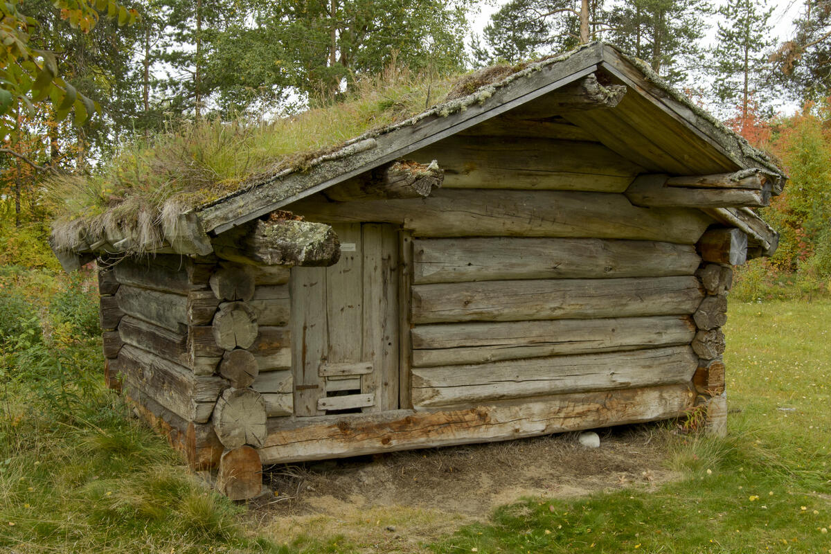 25 Geitfjøs fra Garvikåsen, Alvdal. Brukt som stall og overnatting under malmstransport fra Rødalen. (Foto/Photo)