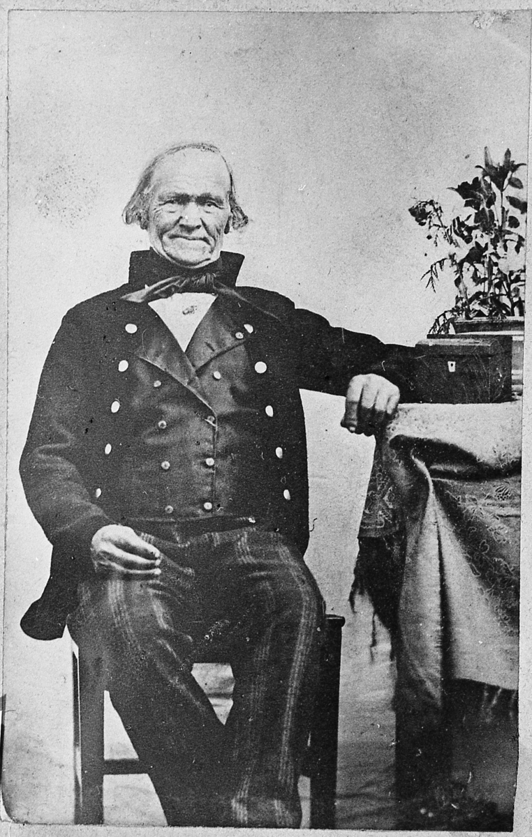 Ukjent mann i folkedrakt fra Sigdal, med "fiskekjølkje". Ant. ca. 1860-70.