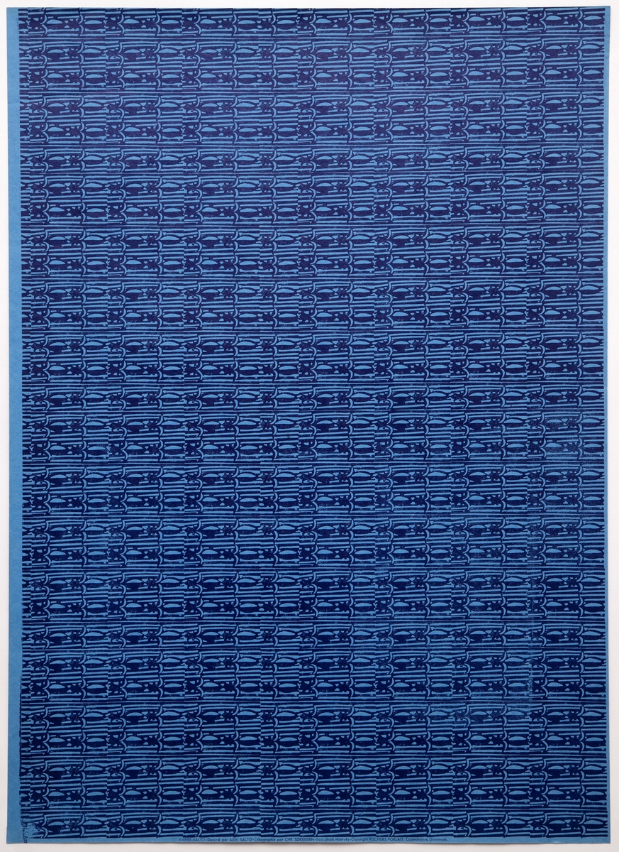Rektangulært dekorativt papir med mønsteret "Fransk lilje". Forsiden er dekorert med et repeterende mønster av fleur-de-lis, bestående av mørkeblå konturlinjer på lyseblå bunn.
