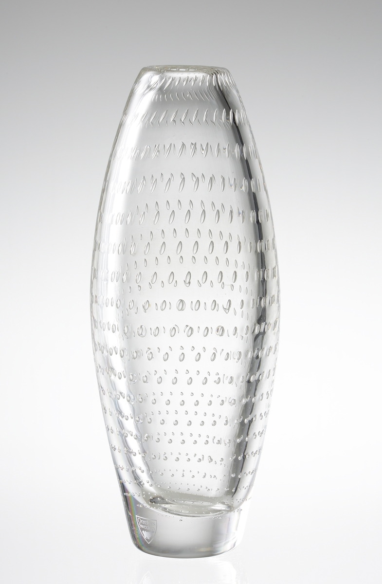 "Havanna" Formgivare: Lena Bergström. Elliptisk, smal form. Horisontella ränder med luftbubblor över hela vasen.
