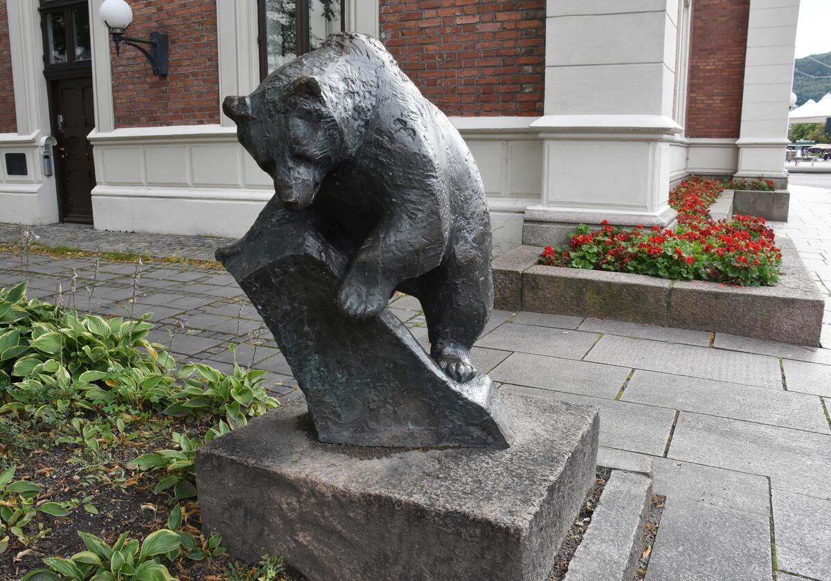Klatrende bjørn [Kunst i offentlig rom]